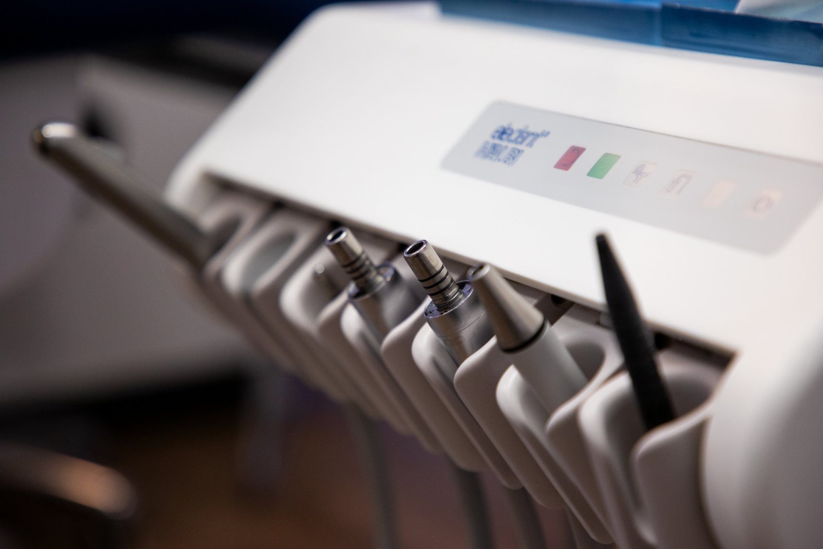 Behandlungseinheit mit bereitliegenden Instrumenten