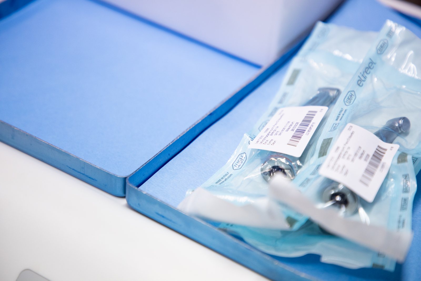Steril verpackte Instrumente auf einem Tray