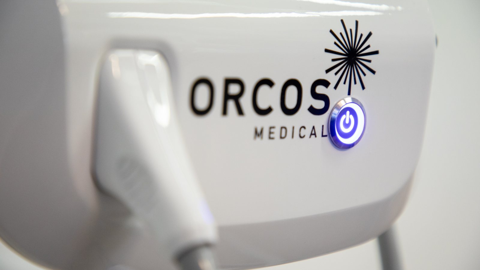 Gehäuse des Dentallasers mit beleuchtetem Einschaltknopf