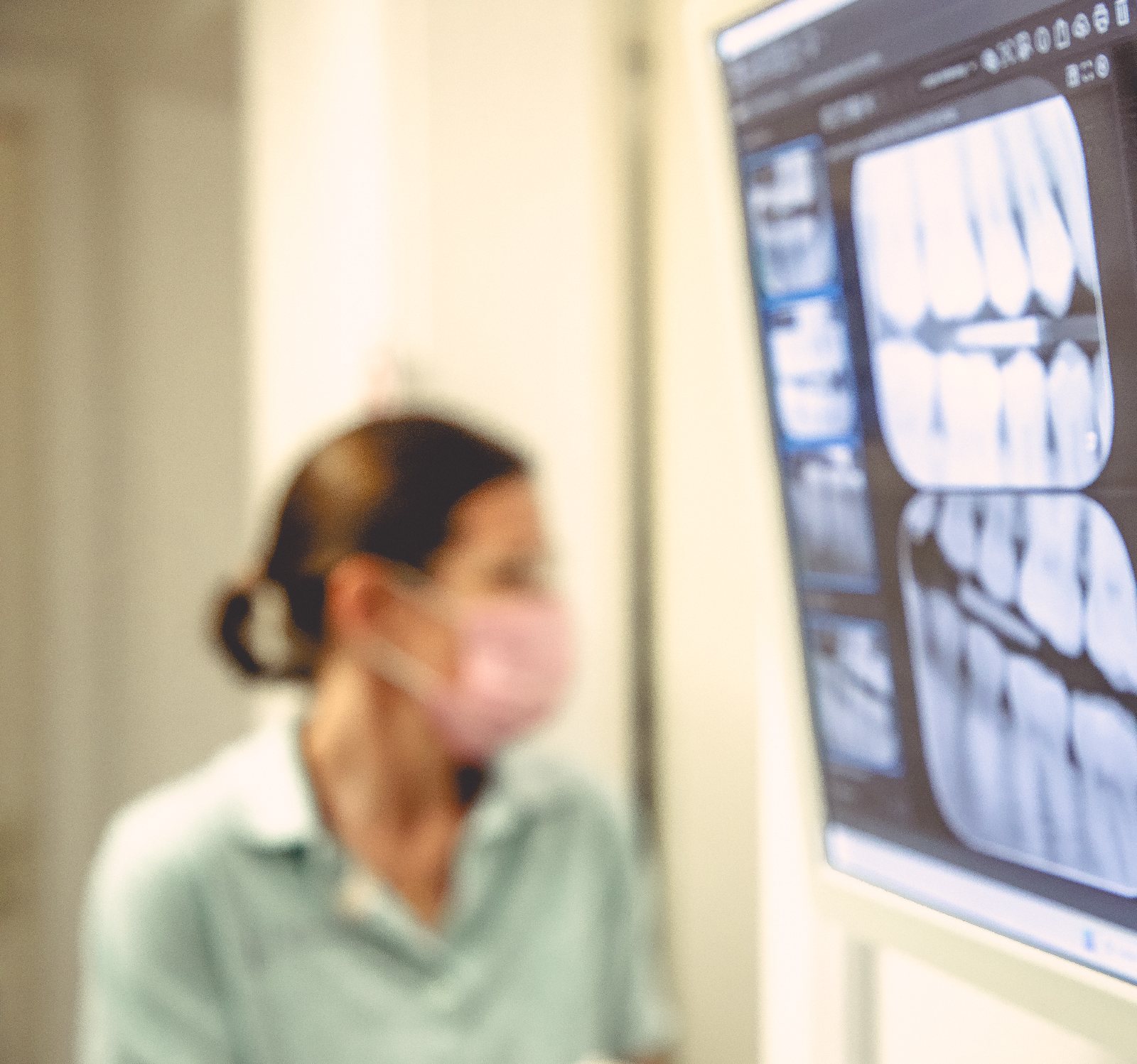 Digitale Röntgenaufnahmen auf dem Bildschirm im Behandlungszimmer