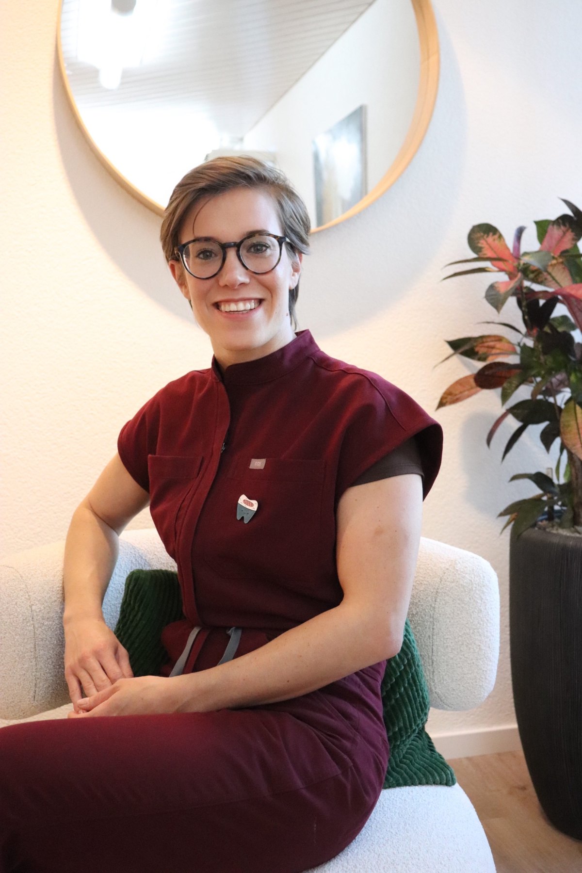 Dr. Pascale Affolter – Zahnärztin und Praxisinhaberin – im Wartebereich der Praxis